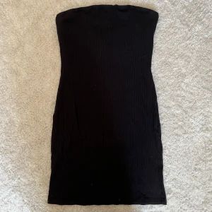 Tub klänning  - En svart ribbad tubklännung i storlek M och är super stretchig