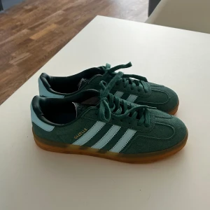 Adidas gazelle collegaite green - Fint skick! Inga tecken på användning.  Säljs för att de är för små.  Dm:a innan köp. 