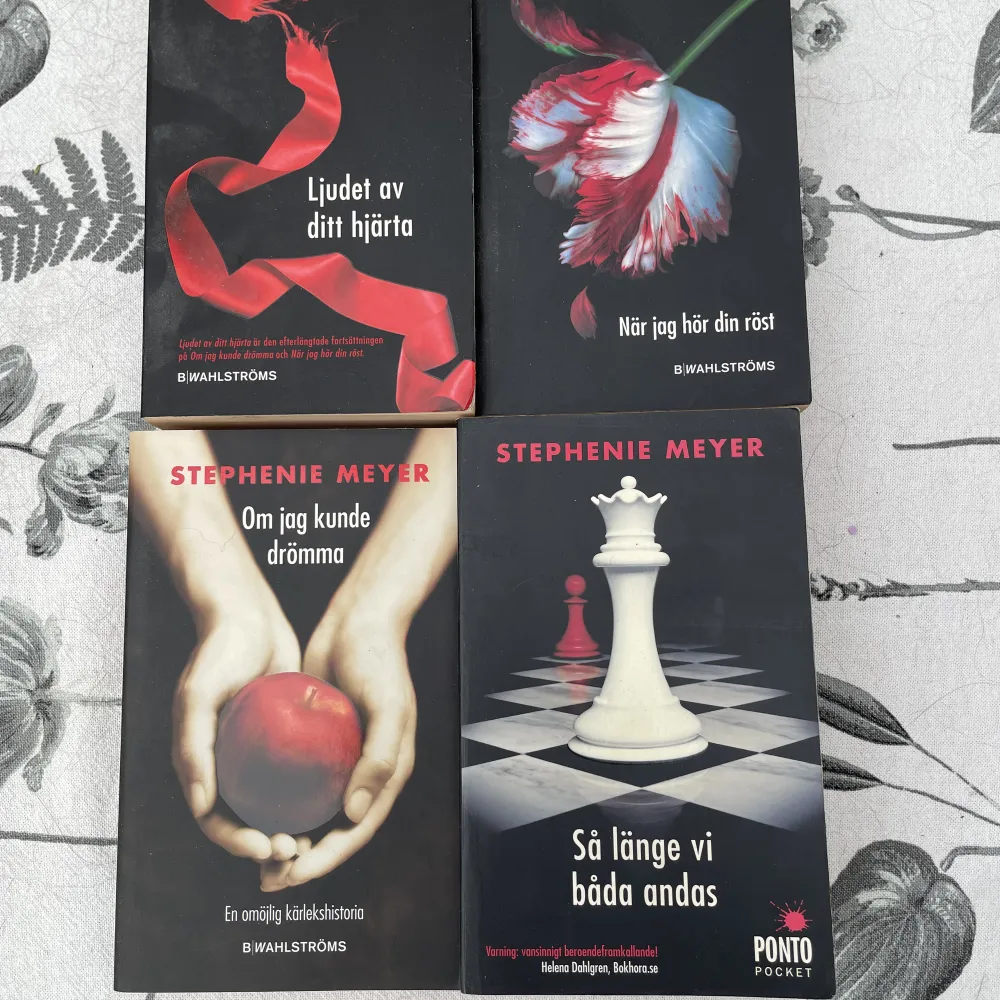 Twilight böckerna på svenska säljes i bra men använt skick. 50 kr boken eller 150 för alla. Skickas mot fraktkostnad. . Övrigt.
