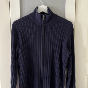 Dressman full zip - Säljer denna ursnygga fullzip tröjan från dressman då den är lite för stor för mig, köpt för 699kr och endast använd fåtal gånger