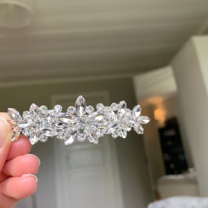 Diamant Hårspänne  - Ett jättefint hårspänne som jag använde på min bal men inte kommer använda mer pga att jag använder guld🩷köpt på glitter för 200kr 