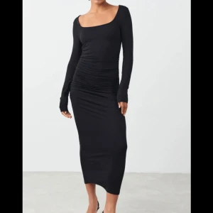 Klänning - En helt oanvänd soft tuch klänning från Gina Tricot med prislapp kvar. 💗🤩