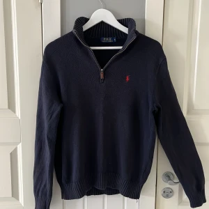 Ralph Lauren half zip - Säljer denna Ralph lauren tröjan då den är lite för stor för mig, den är topp kvalitet och köpt för 1999. Säljer för 699 men priset är diskuterbart:)