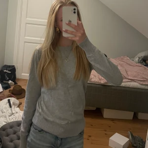 Stickad tröja - Jättefin stickad tröja från mörket saint tropez, aldrig anvönf utan bara provad💗 