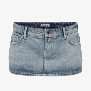 Lågmidjad jeanskjol - Jättefin helt oanvänd jeanskjol från Only i storlek M. Kjolen är lågmidjad. Slutsåld på zalandos hemsida och säljs pga för liten men missade skicka tillbaka. Köpt för 330kr, säljer för 270, kan eventuellt diskuteras. 