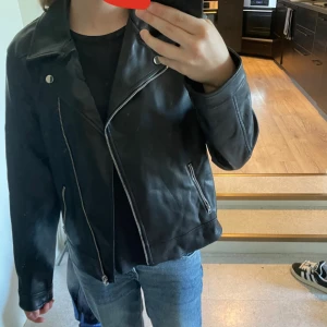 skinnjacka  - as snygg skinnjacka!!  storlek 170 men passar som en S