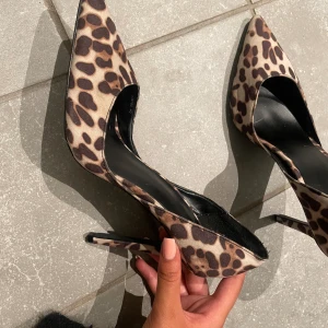 Leopard stilettklackar  - stilettklackar med leopard mönster. Köpte de second hand men tyvärr inte använt då de är lite för små på mig med storlek 40,5