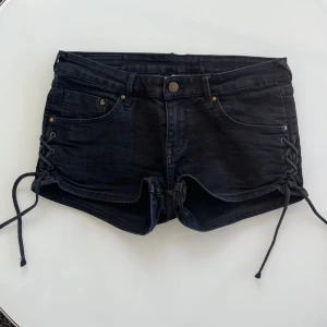 Lågmidjade jeansshorts  - Säljer dessa svarta lågmidjade jeansshorts med  snörning. Midjemått: 78cm. Har du någon fråga är det bara att höra av dig🫶🏻