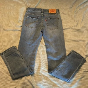 Levis jeans  - Det är ett par Levis jeans i modellen Skinny! Dem är helt nya! Aldrig använda enbart testade🙌 köpte dem för 3 år sedan men dem har bara legat i min garderob tills nu!💥  det är bara att  skicka till mig om det är något om dem!💥🙌
