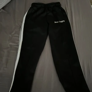 Palm Angels Byxor - Säljer mina Palm Angels byxor, 8/10 i skick! Riktigt schyssta och är riktigt stilrena!