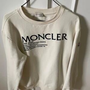 Moncler Tröja - Moncler tröja i storlek M var inte rädda att höra av er. Priset är inte hugget i sten. Kvitto finns! 