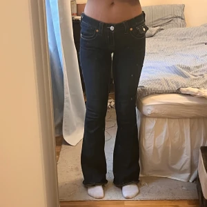 True religion lågmidjade jeans  - Fina true religion jeans köpa på carlings för några veckor sen. Säljes pga ångrar köpet men tagit bort lapparna. Storlek W25 passar mig som har XS/34 i byxor. Jag är 167cm