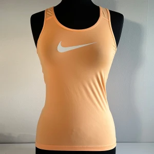 LINNE - Supersnyggt Nike-linne i storlek S🧡Endast använt ett fåtal gånger, i perfekt skick! Köpare står för frakt🤗