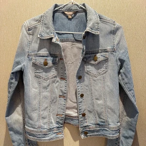 Snygg jeansjacka - Använd men i fint skick. Känns normal i storleken.