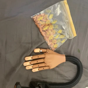 Övnings hand  - Säljer min övnings hand från shein. Naglar till handen medföljer. Nypris:349kr Mitt pris:200kr