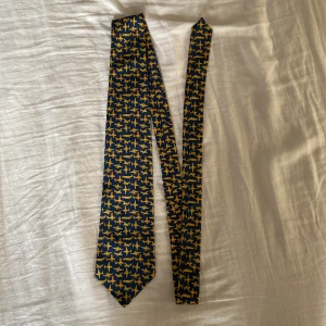 Flygplan slips - Mörkblå slips från Hansa Luftbild i 100 % silk med gula flygplan