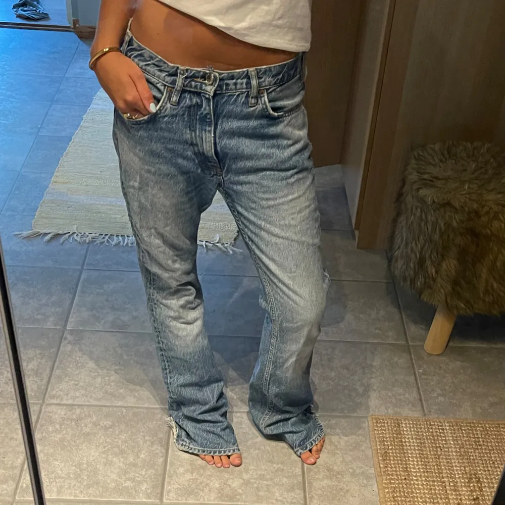 Super snygga flare jeans från zara! Köpte för typ 2 år sen❤️❤️☺️☺️ jag är 164❤️. Jeans & Byxor.