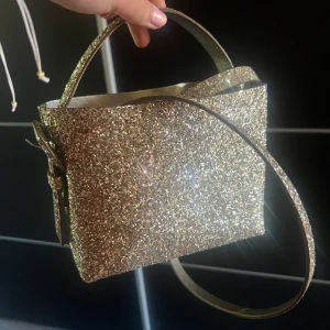 Arket väska  - Skitsnygg arket väska, passar alla outfits!! Mycket bra skick och inte alls gammal, säljer pga lite användning ❤️‍🔥