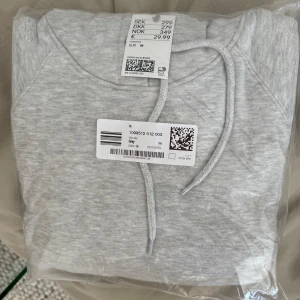 Hoodie, helt ny - Ny hoodie från h&m som jag glömde lämna tillbaka.