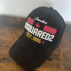 Dsquared2 Keps - Bra skick, använd en sommar. Köpt på dsquareds hemsida, kvitto finns. Nypris 1600kr. Kan skickas eller hämtas i Göteborg