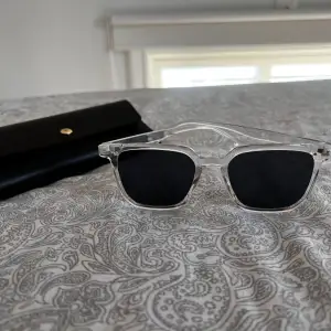 Säljer dessa snygga solglasögon pga att de ej kommer till användning. Använda Max 2 gånger, väldigt bra sick. Om ni är intresserade eller har några frågor är det bara att höra av sig!💞