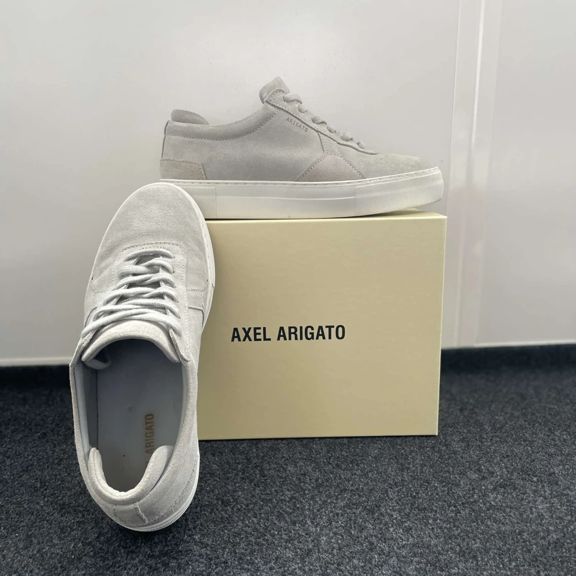 Axel Arigato skor gråa