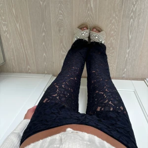 Spetsbyxor  - Så sjukt snygga lågmidjade mörkblå spetsbyxor😍 jag är 175