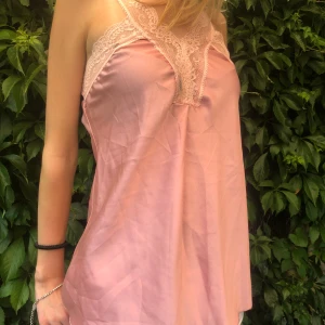 ”Made in italy” linne med spets ljusrosa - Mycket bra skick🩷kolla gärna på våra andra varor och skriv om du har frågor🥰