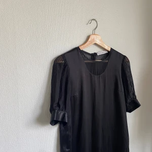 Rodebjer sidenklänning  - Rak, kortare modell till knäa med fin rygg. Inga slitningar i sidentyget och bra skick :) strl M men skulle säga en mindre M/s  