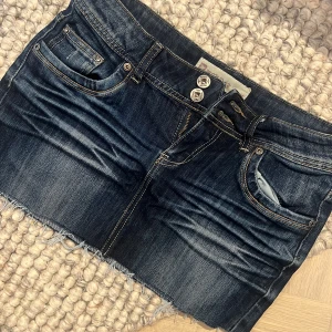 Lågmidjad jeanskjol - Jättefin mörkblå mågmidjad jeanskjol, bra skick, storlek 38 men skulle säga att de är mer dom en 34-36.💗