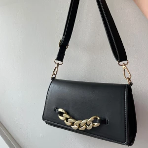 Axelremsväska - Supersöt axelremsväska med gulddetalj🩷