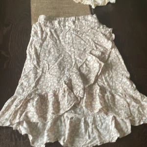 Kjol - Säljer denna kjol då den inte kommer till användning 💕står storlek 134/140 men sitter mer som s 