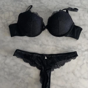BH & trosor från NLY Lingerie - Säljer detta matchande set från NLY Lingerie som endast använts en gång.  BH: 70B Trosor: XS