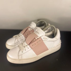 Valentino Open Skor - Hej! Säljer nu dessa Valentino Opens, storlek 38, skicket bedömer vi är mycket bra, tveka inte på att höra av er vid frågor kring skorna! 