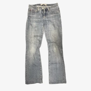 Lågmidjade jeans - Supersnygga lågmidjade jeans från Vero Moda! Skulle säga att dem passar 160-165cm