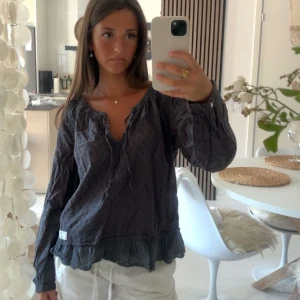 Blus mörk - En jättefin blus i blå/grå färg från Odd Molly⚡️🌸🤍