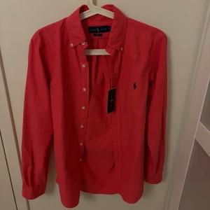 Ralph lauren slim fit skjorta  - Helt nya med lapp kvar säljes!  Röd/coral färgad 