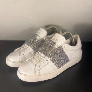 Valentino Open Skor - Hej! Säljer nu dessa Valentino Opens, storlek 39, skicket bedömer vi är mycket bra, tveka inte på att höra av er vid frågor kring skorna! 