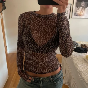 LEOPARD MESHTOPP - Skitsnygg meshtopp i leopardmönster från Neo Noir!