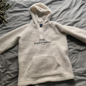 Peak Performance Half Zip - Säljer en Peak Performance Half Zip som knappt använts. Inga defekter alls på den och den är som ny. Nypris är 1399kr!