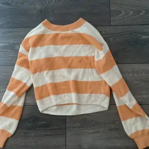 helt ny stickad tröja orange och vit från h&m💘