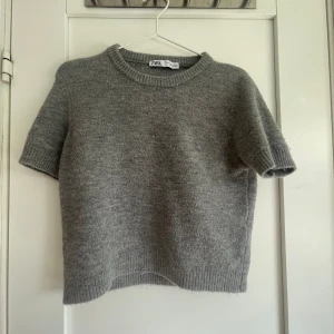 Stickad tröja  - Jätte fin stickad t-shirt från zara. Inte and vänd så mycket så väldigt bra skick och jätte skön 💞