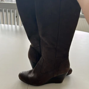 Stövlar  - Hej! Säljer ett par stövlar med kilklack från esprit, slitna vid klacken men annars i bra skick. Gör såklart rent innan köp!😊