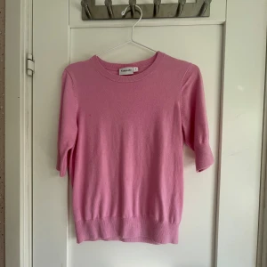 T-shirt - Fint skick,inte andvönd alls mycket. Köpt för 300 men säljer för 150. Jätte skönt material💞