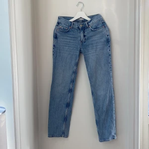 Jeans  - Jag säljer ett par straight leg jeans från Gina i storlek 32.