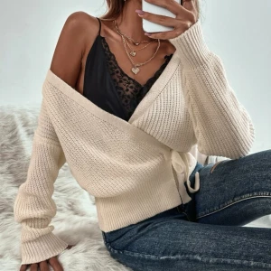 Kofta - En stickad kofta som knyter omlott! Kort tjock kofta är mer åt det vita hållet än beige