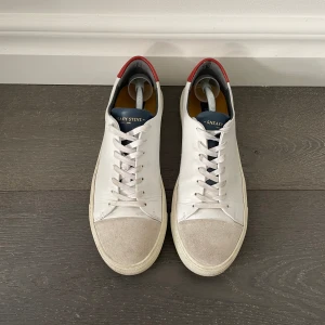 Sneaky Steve sneakers - Rätt så nya sneaky steve sneakers, inköpta förra året men alldeles förstora då de är i herr modell. Sjukt snygga, läder, knappt använda, suede toe, blå tunga och rött vid hälen!! Kan diskutera pris vid snabb affär