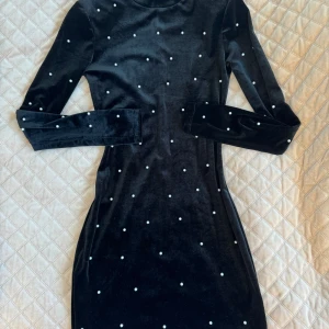 Zara-klänning  - Säljer min Zara-klänning med pärlor, köpt för ett tag sedan.