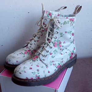 Dr. Martens - Vita Dr. Martens med blommor på! Storlek 42. Tecken på användning finns men bra skick! (Låda finns inte). 