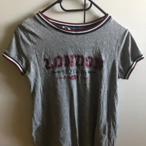 två par Terranova t-shirts  - Säljer tå par terranova t-shirts i storlek xs (passar S-M pga stretchigheten) 💗 Säljer båda för 120, eller 1 för 70kr 🥰